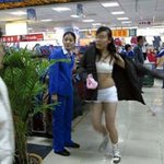 <b>여자</b> <b>옷</b> 빨리 벗기 대회(백화점앞)
