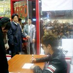 <b>휘성</b> 팬사인회에 몰려든 10대들