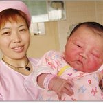 성인 얼굴 보다 큰 '얼큰' 아기 <b>출생</b>!