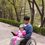 같이 걷지 못하지만 그래도 <b>부</b> <b>녀</b>의 행복한 모습