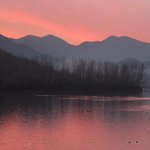 저수지의 <b>불타</b>는 저녁놀