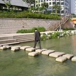 청계천 다리를 걷는 <b>쓸쓸</b>한 뒷모습
