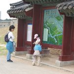 화성 안내도 <b>앞</b>에 선 엄마, <b>딸</b>, 아들의 다른 모습 다른 생각