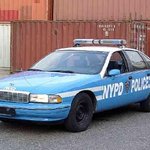 특이한 둥근 사이렌을 <b>부착</b>한 과거의 nypd순찰차