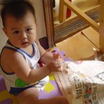 신문보다 화들짝~^^"'-최연소 신문구독자..ㅋㅋ