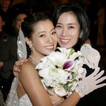 송윤아 김희선 <b>부케</b>받고 찰칵