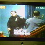 nypd스웨터와 <b>폴라</b>티를 입은 경관