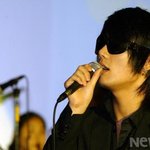 안대 쓰고 축가 부르는 <b>테이</b>