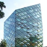 <b>프라다</b>샵 건물도 명품?