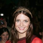 <b>미샤</b>바튼, 빨간 천 두르고 무슨 컨셉?