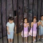 <b>감옥</b>에 갇힌 ~~네쌍둥이들!!~과연 그~들은~~?