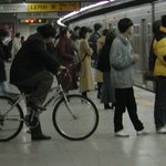 자전거를 타고 <b>탑승</b>하실려구여?
