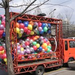 정체불명의 <b>트럭</b>!! 강남역에 나타나 풍선과 함께 사라지다!
