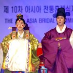 아시아 <b>전통</b>혼례식 재현 행사에서 박탐희