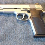 fbi에서 크라우치와 함께 멸종당했던 스미스 웨슨 1076과 맥라이트...