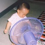 아직은 <b>에어컨바람</b>보다 선풍기 <b>바람</b>이 좋다.