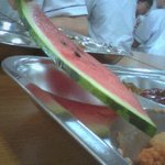 학교 급식으로 나온 <b>수박</b>