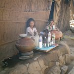 <b>인도</b> 빠와걸산에서 음료수 파는 소녀