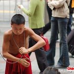 中 길거리의 <b>꼬마</b> 차력사들, 불쌍해