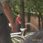 화단에 <b>물주</b>는 아저씨..