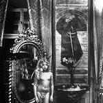 ‘거울의 신전’, 친딸을 누드모델로…