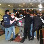 절규하는 음지의 노동자와 행사가 이루어지는 <b>양지</b>의 대치