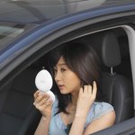 <b>차안</b>에서 거울보고 있는 허영란