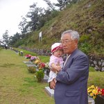 할아버지와 손녀...공원묘지에 <b>성묘</b>가서..