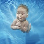 파란 <b>물속</b> 환상적인 아기들의 수중발레