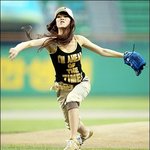 <b>홍수아</b> 힘찬 시구모습