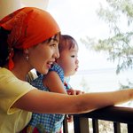 해변의 사랑스런 두여인