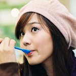 아이스크림 먹는 <b>유진</b>