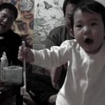 칫솔들고 <b>입속</b>엔 맥주뚜껑-아기척키