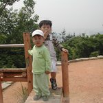 산 정상에 <b>서서</b>...