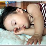 손을 빨며 <b>자다</b>.