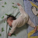 이렇게 자는 아기 보신 적 있으세요?