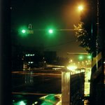 붉은 <b>빗물</b>이 흐르네