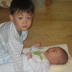규<b>영아</b>..뚝..울지마!...동생을 잘 돌보는 우리경민이..넘이쁘죠...