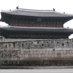 어느 대문이지?-서울에는 안올라가 본 지 오래되서 기억이 안나<b>내요</b>