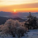 겨울산의 <b>일출</b>
