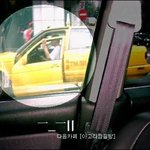 떨어져 나간 <b>문짝</b>을 들고 운전하는 택시 기사 아저씨