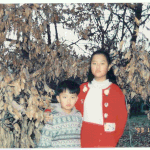 사진첩을 뒤지다가 찾았습니다. <b>유년</b> 시절의 가을. 누나와 나.