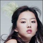 ktf 뮤직서치폰에서 강동원의 파트너로 <b>도도</b>한 눈빛을 보내고 장희진