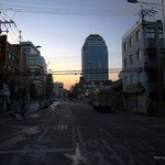 휴일오후 해넘이 무렵의 <b>도심</b>의 도로