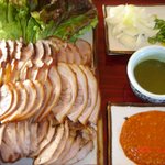 <b>푸짐</b>한 족발