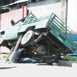 중국서 차를 <b>수리</b>하는 아저씨