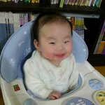 다흰<b>이가</b> 이제 보행기도 탄대요^^;