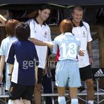 베컴과 악수하는 <b>동수</b>