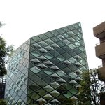 <b>프라다</b> 건물도 명품