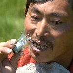 백열<b>전구</b>를 씹어먹는 남자(중국)